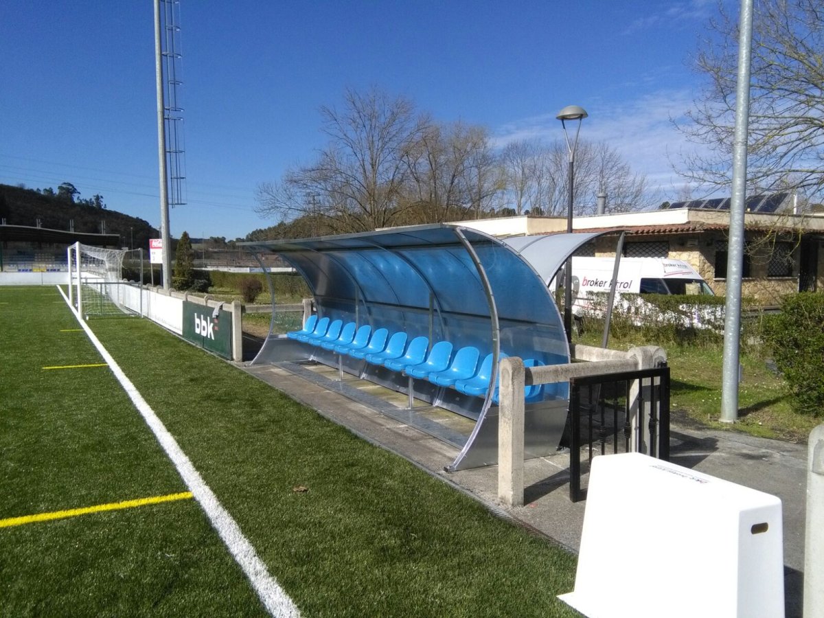 Abri de touche Club « Heavy metal » Arrière en tôle acier – Longueur 6,00 ml – 12 places