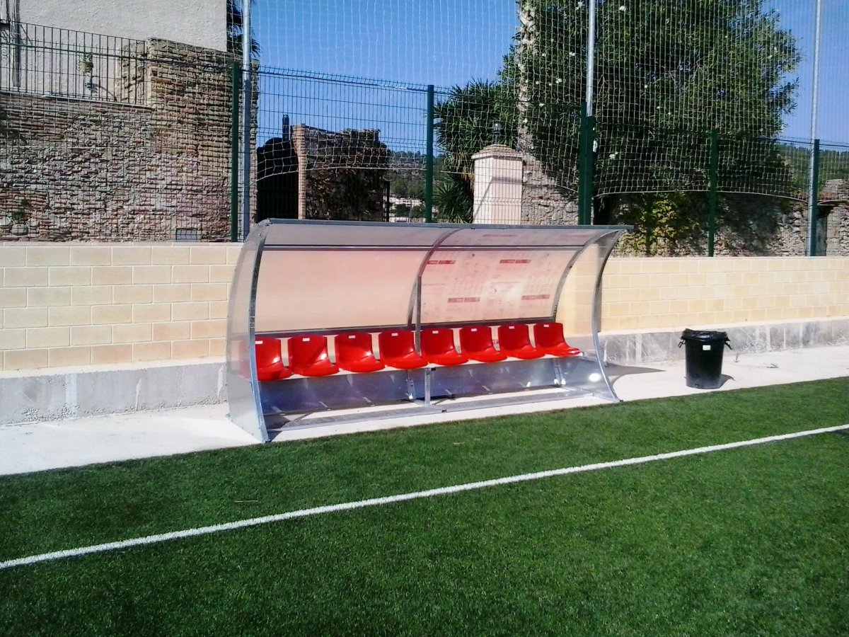 Abri de touche Club « Heavy metal » Arrière en polycarbonate – long. 2,00 ml – assises coques